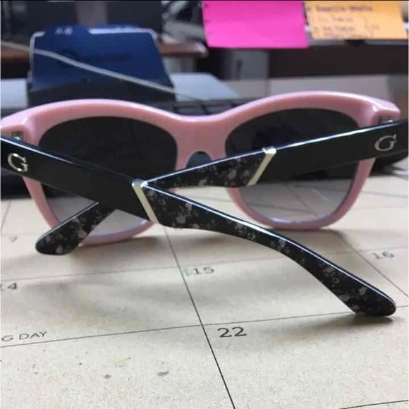 Guess Sunglasses - Picture 3 of 4